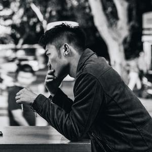 趴男朋友腿被脱裙打屁股视频
