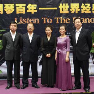 趴男朋友腿被脱裙打屁股视频
